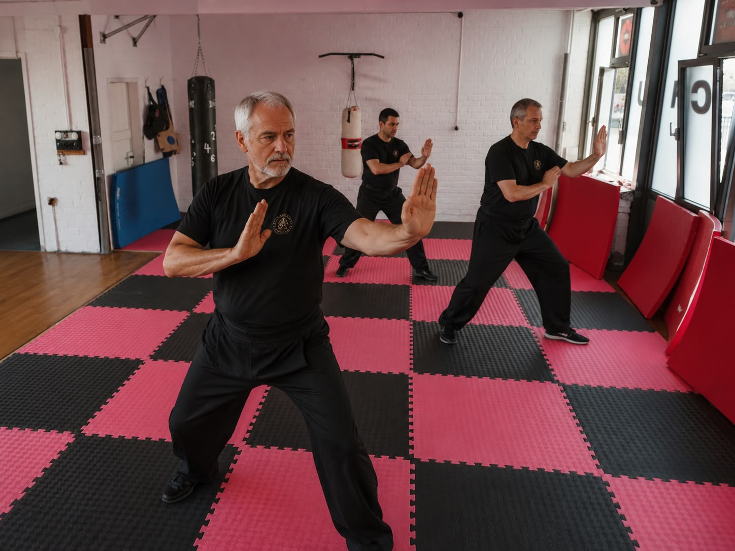 Teilnehmer bei einer dynamischen Trainingsbewegung