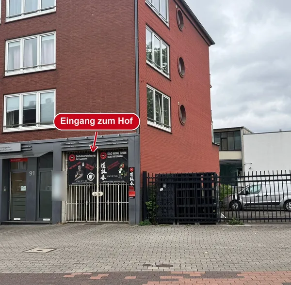 Trainingszeiten 1 Außenansicht des Hinterhauses Neudorfer Straße 91, das Tor zum Hof führt zum Eingang der Dao Wing Chun Schule