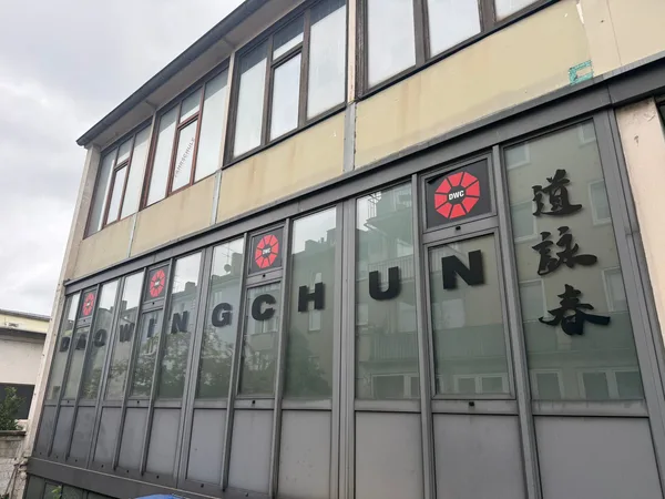 Eingang der Dao Wing Chun Schule im Hof, Schriftzug Dao Wing Chun auf der Glasfront