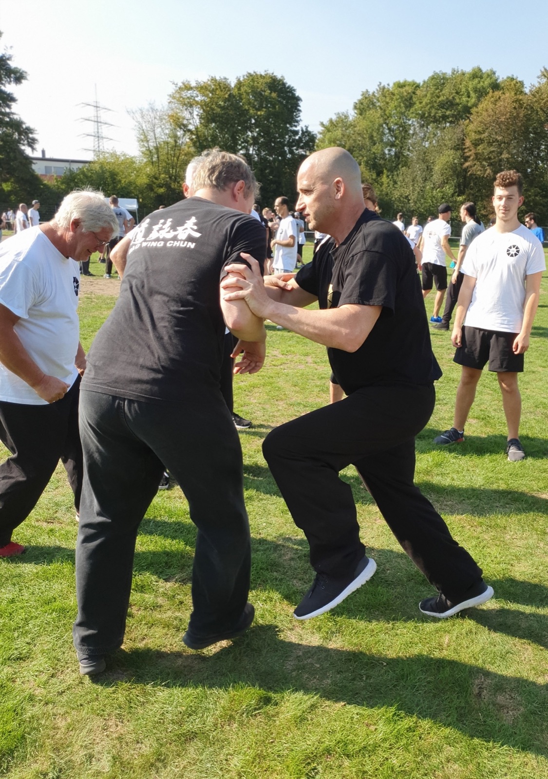 Selbstverteidigung für Erwachsene 3 Zwei Trainingspartner üben eine Handgelenk-Kontrolltechnik