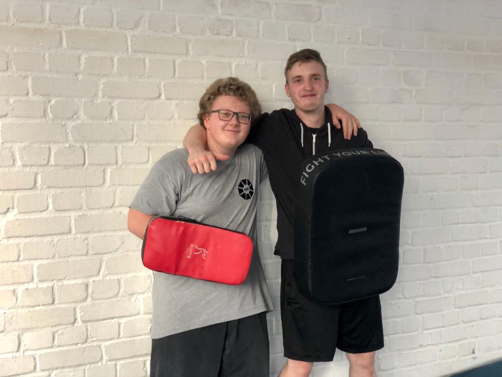 Zwei Jugendliche nach dem Training