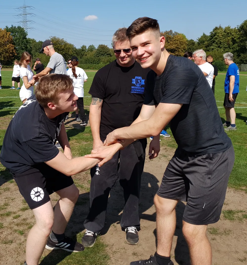 Startseite 5 Jugendliche beim Techniktraining