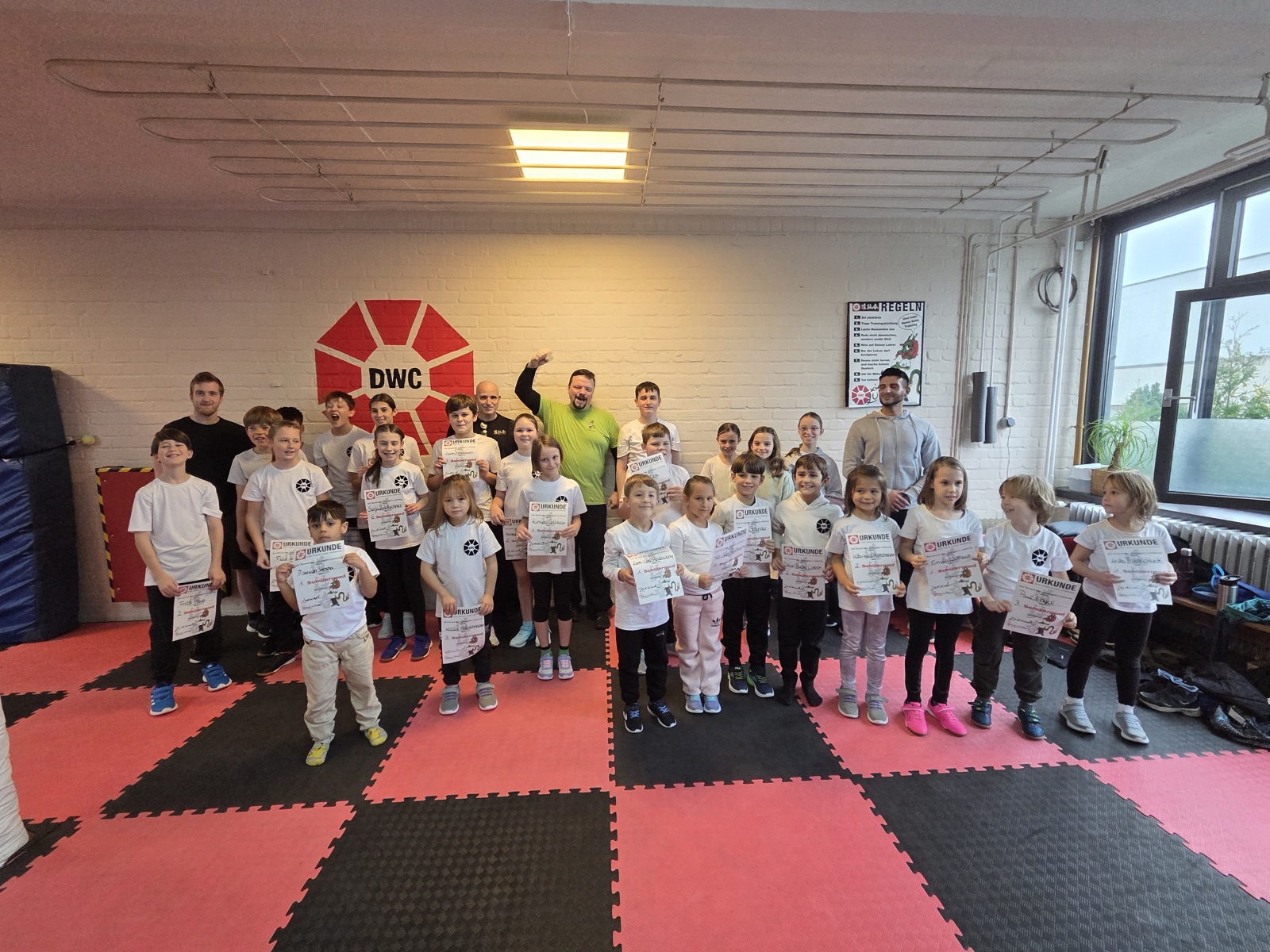 Selbstverteidigung für Kinder 4 Kinder beim Training mit Urkunden