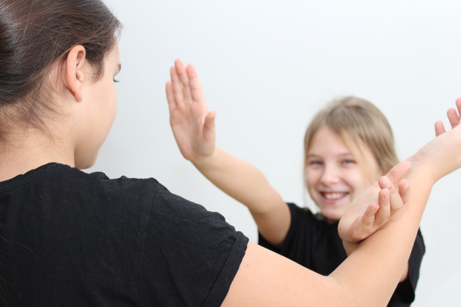 Selbstverteidigung für Kinder 5 Kind zeigt Stop-Geste mit ausgestreckter Hand