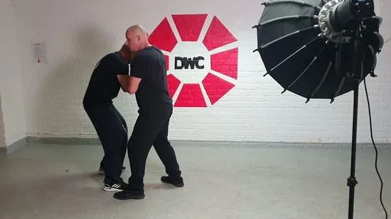 Zwei Trainingspartner im Klinsch beim Krav-Maga-Training