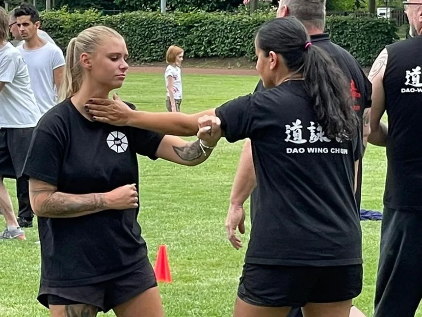Startseite 11 Zwei Teilnehmerinnen üben eine Befreiungstechnik im Dao Wing Chun