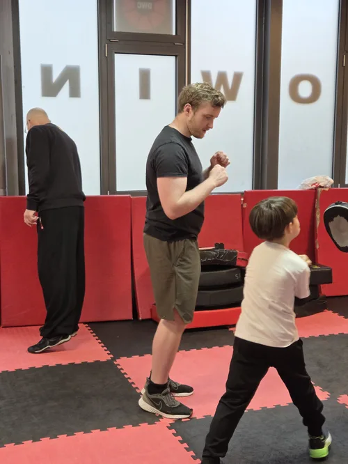 Saubere Körperstruktur bei einer Dao-Wing-Chun-Technik