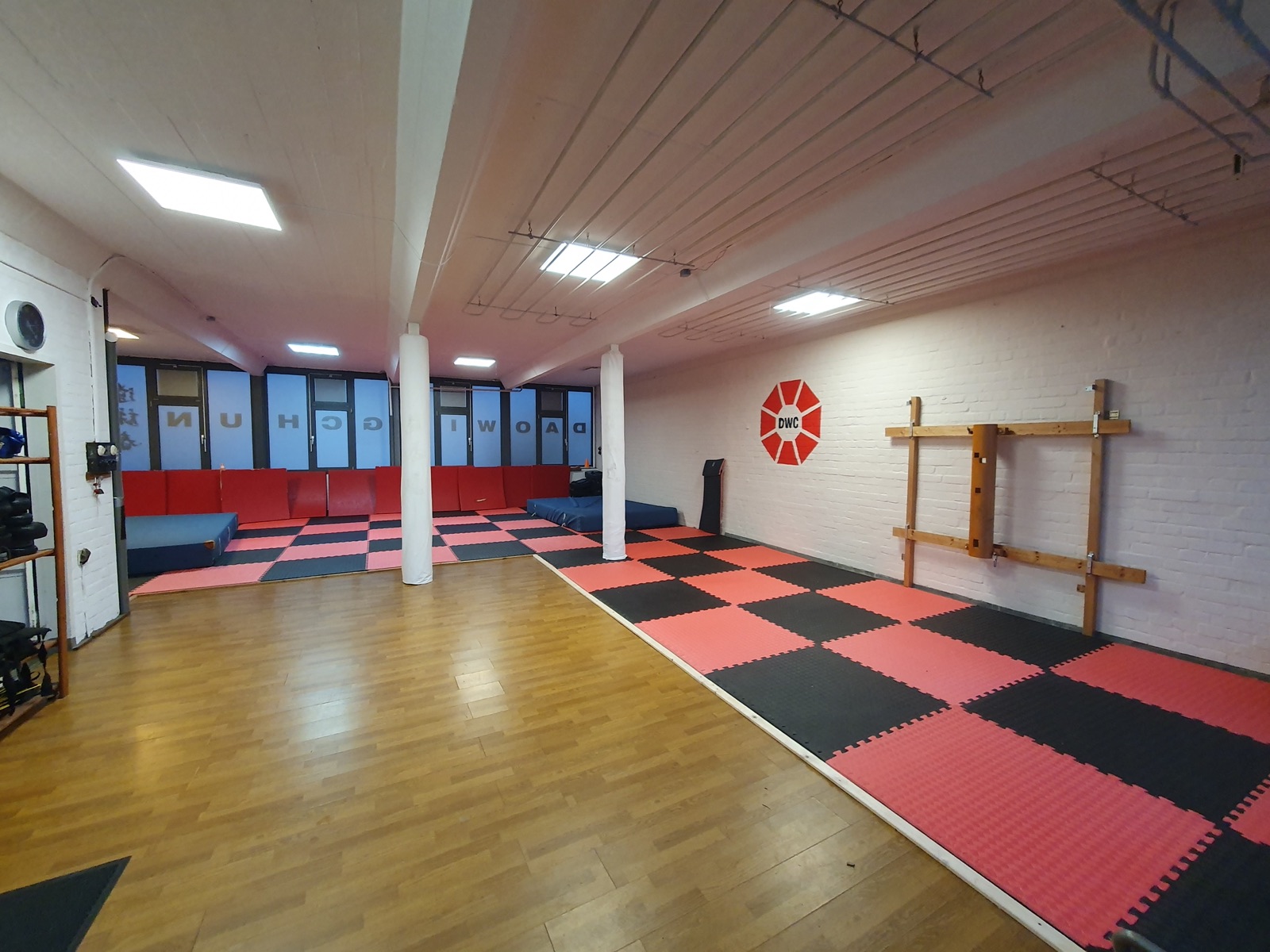 Trainingszeiten 3 Leere Trainingshalle der Kampfkunstschule Dao Wing Chun in Duisburg-Neudorf mit Matten und Holzpuppe