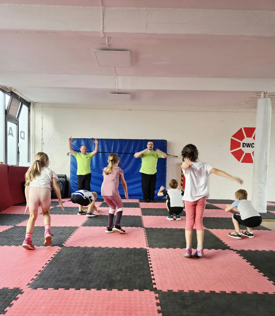 Eindrücke 10 Kindertraining beim Aufwärmen mit den Trainern