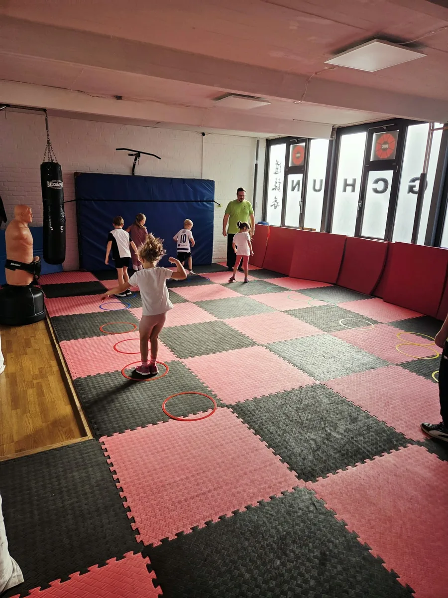 Eindrücke 12 Blick durch die Trainingshalle während des Kindertrainings