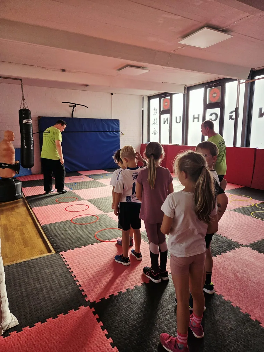 Eindrücke 11 Kindergruppe von hinten bei einer Koordinationsübung mit dem Trainer