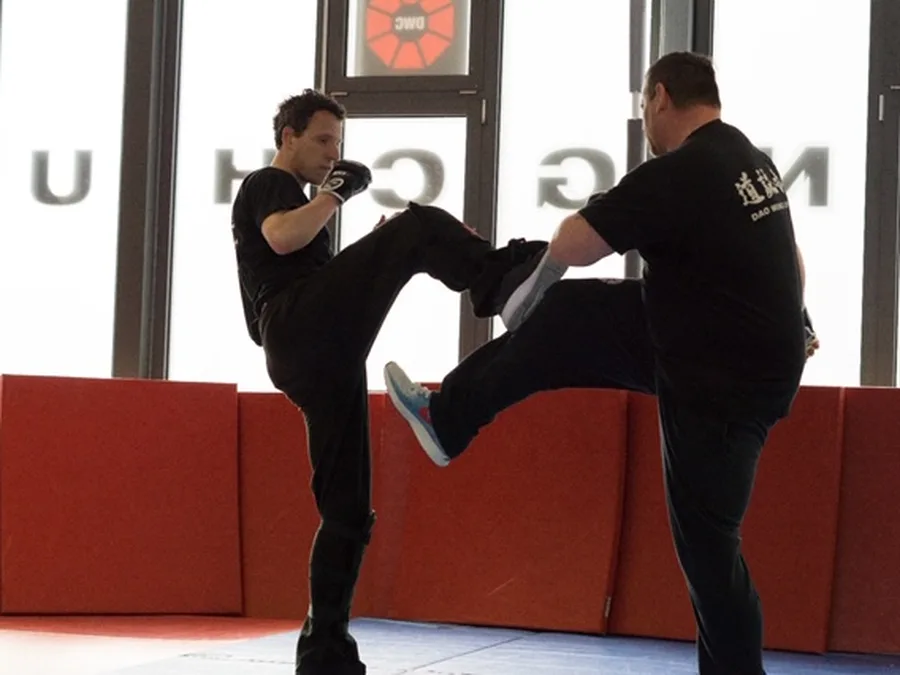 Eindrücke 6 Kicktechnik im Training auf der Matte
